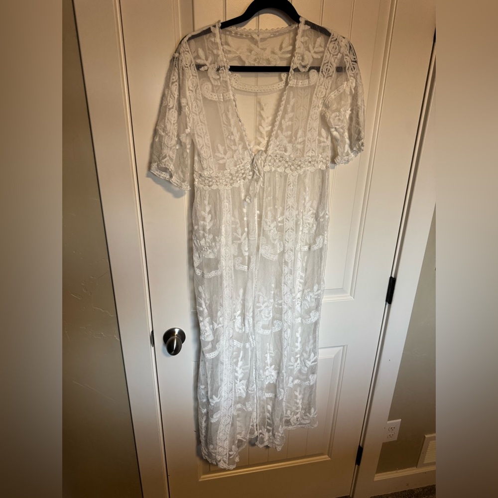Elegant White Lace Women’s Robe